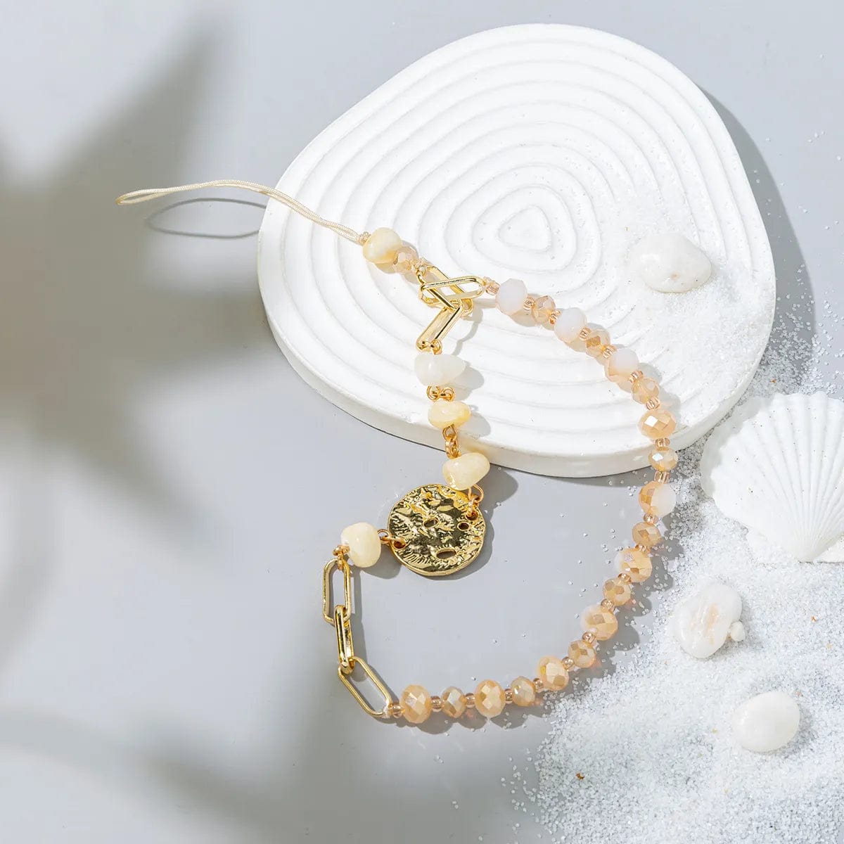 Beige Perlenhandykette mit Goldmedaille