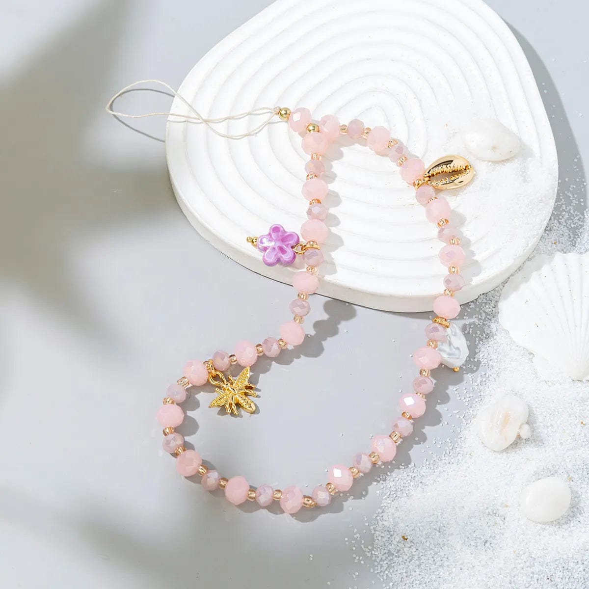 Blassrosa Perlenhandykette Mit Sommerlichen Anhängern und Goldtönen